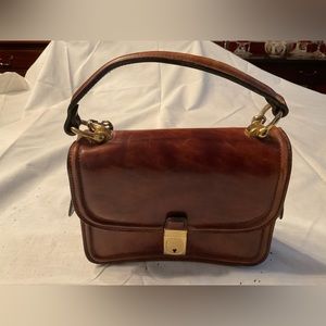 Vintage brown leather small shoulder bag.